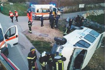 Il minibus si ribalta in uno scontro ferite sette giovani pallavoliste